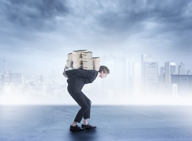 借金を背負う男。いなべ市で借金返済の無料相談ができます