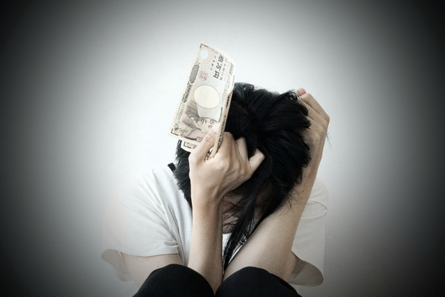 お金を手に頭を抱える。山陽小野田市で債務整理の無料相談ができます